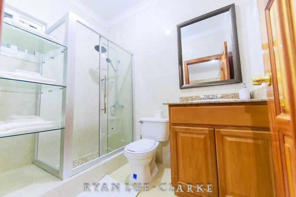 Shan'S Manor.... Excellent Location!!! Kingston