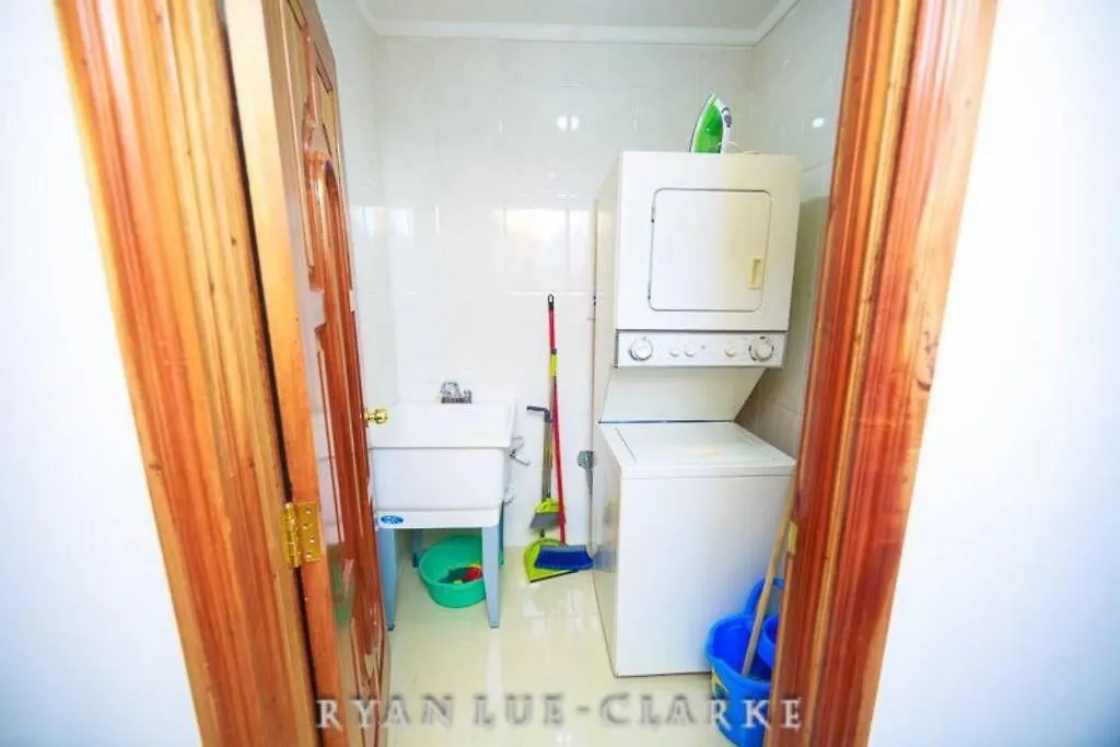 Shan'S Manor.... Excellent Location!!! Kingston Apartment